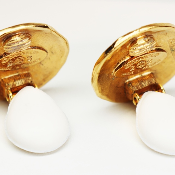 Chanel Lion Medallion Gold Plated Vintage Clip-on Earrings RARE! EUC ~ HOST PICK - Picture 11 of 16